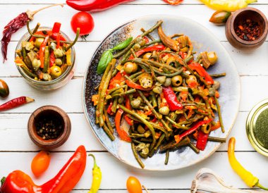 Baharatlı sebze salatası biber, kuşkonmaz fasulyesi, zeytin ve domates.