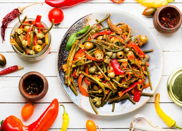 Baharatlı sebze salatası biber, kuşkonmaz fasulyesi, zeytin ve domates.