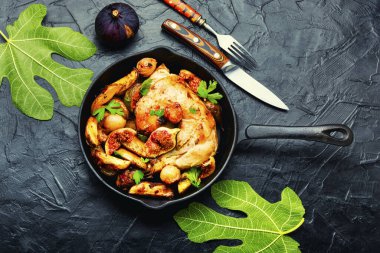 Patates ve figürlerle kızartılmış tavuk eti. Tavada incirle kızartılmış et.