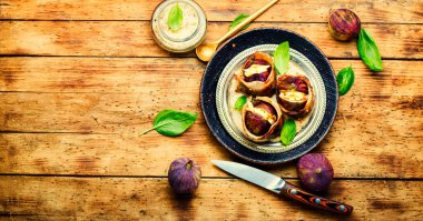 Peynirle doldurulmuş domuz pastırmasına sarılı incirler. Boşluğu kopyala.