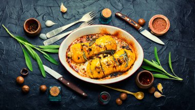 Adaçayı, kekik ve sarımsakla kızartılmış sonbahar balkabağı. Bitkilerle pişirilmiş balkabağı.