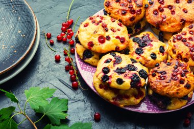 Süzme peynirli krep ya da yaz meyveli şurup. Kırmızı ve siyah üzümlü süzme peynirli börek.