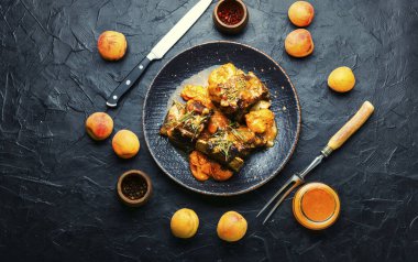 Kayısıda pişmiş sığır pirzolası. Meyve soslu dana eti.