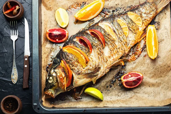 Läcker Fisk Karp Bakad Hel Med Citron Och Apelsiner — Stockfoto