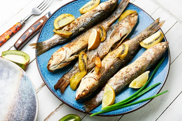 Smaklig Stekt Pelengas Aptitretande Fisk Med Kiwi Och Lime — Stockfoto