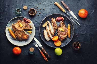 Et, domuz eti, narenciye salamurasında kızartılmış kemik pirzolası. Barbekü.