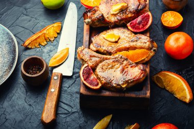 Portakallı, limonlu ve mandalinalı domuz pirzolası..