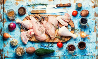 Dilimlenmiş tavuk eti ve malzemeler. Çiğ tavuk eti. Beyaz et