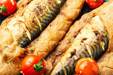 Hamur içinde pişirilmiş lezzetli uskumru. Ekmekte pişmiş balık.