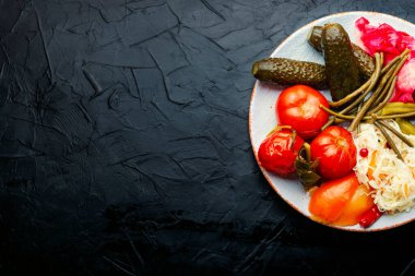 Domates, lahana turşusu, bamya, salatalık ve bezelye. Turşu sebze, metin için boşluk