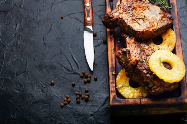 Ananasla kızartılmış sığır eti. Lezzetli ızgara et. Metin için boşluk