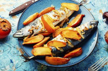 Hurma ve limonla pişirilmiş lezzetli uskumru balığı. Kızarmış scomber.