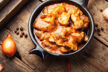 Mantarlı kızarmış et, domuz etli stroganoff..