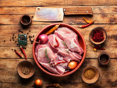 Pişirmek için taze domuz eti. Domuz filetosu.