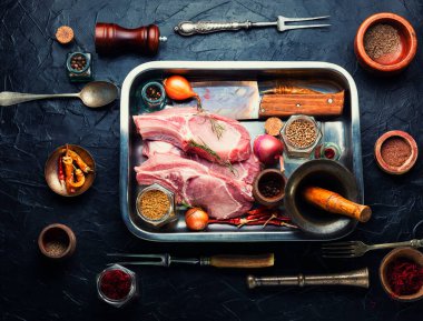 Taze, çiğ domuz eti. Kemiğe çiğ et.