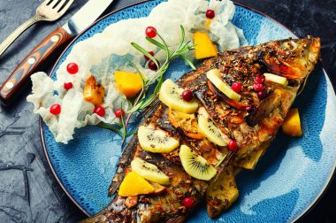 Meyve, meyve ve baharatlı fırında balık sazan balığı..