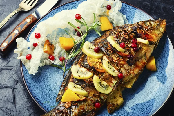 Meyve, meyve ve baharatlı fırında balık sazan balığı..