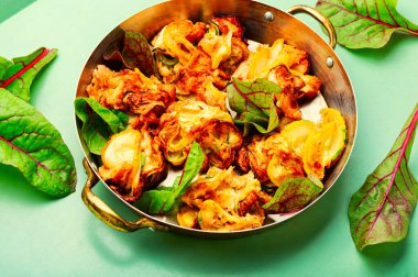 Lezzetli kızarmış kabak ve taze otlar. Kızarmış sebze.