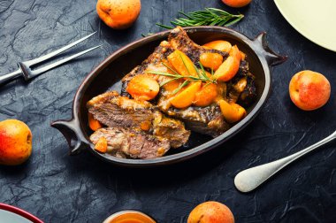 Kayısıda domuz yahnisi iştah açıcı. Ev yapımı yemek.