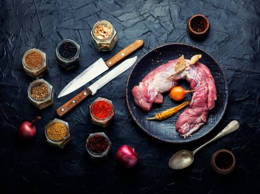 Taze çiğ domuz filetosu ve baharatlı malzemeler..