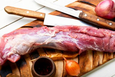 Taze çiğ domuz filetosu ve baharatlı malzemeler..