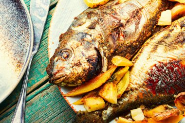 Meyve ve baharatlı kızarmış balık..