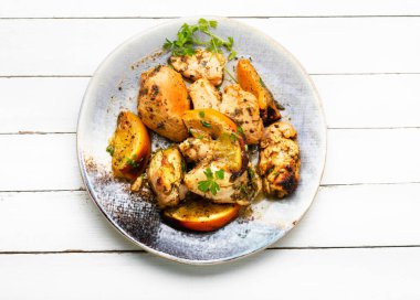 Portakal sosunda kızartılmış leziz tavuk göğsü. Noel için yiyecek..