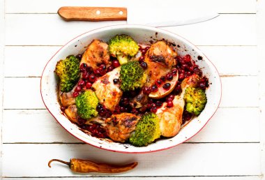 Brokoli ve yabanmersinli ızgara tavuk budu.