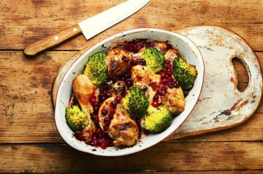 Brokoli ve kızılcıkla kızartılmış tavuk budu..