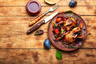 Kızarmış bıldırcın. Kutlama masasında kümes hayvanları tabağı. Boşluğu kopyala