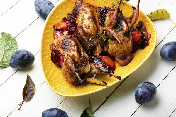 Sulu kızarmış bıldırcın, diyet eti. Erik turşulu kızarmış bıldırcın..