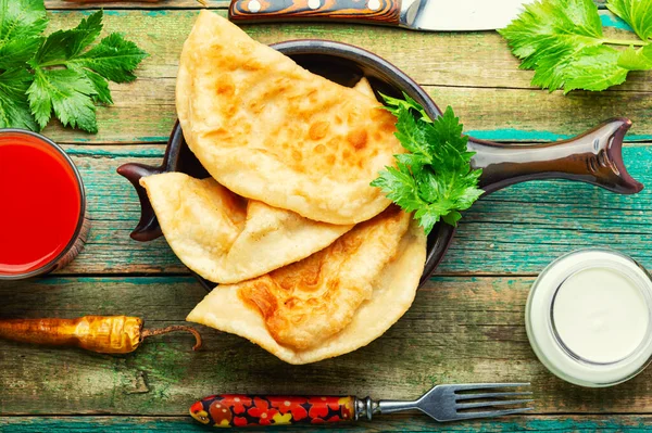 Cheburekler, et dolu kızarmış hilal şeklinde kekler.