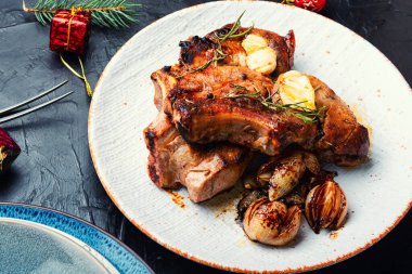 Yeni yıl için ızgara domuz eti. Kemiğin üzerinde hazır pirzola.