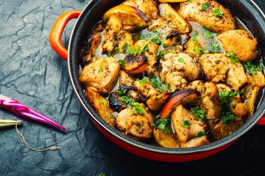 Noel masasında portakallı ızgara tavuk göğsü..