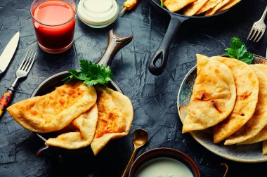 Chebureks hamur mayası yapıyor, kıyma dolduruyor.