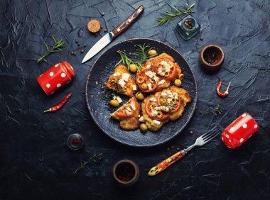 Peynirli, zeytinli ve domatesli ekmek kırıntıları içinde ince et tabakası. Et yemeği - şnitzel.