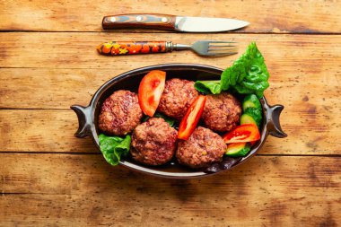 Lezzetli dana pirzolası. Buharda köfte ve dilimlenmiş sebze.