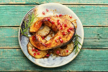 Ananaslı kızarmış alabalık bifteği. Somon bifteği