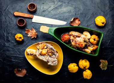 Fırında elmayla pişirilmiş tavuk eti..