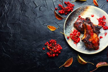 Çilek soslu leziz domuz bifteği. Anlaşıldı.