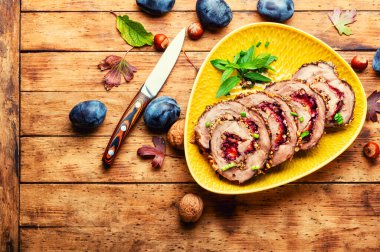 Sonbahar eriği ve fındıklı iştah açıcı rulo rosto. Porchetta.