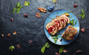 Sonbahar eriği ve fındıklı iştah açıcı rulo. Porchetta. Boşluğu kopyala.