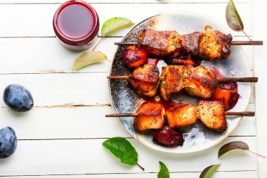 Tahta çubukta kızarmış et, erik sosunda kebap. Domuz barbeküsü.