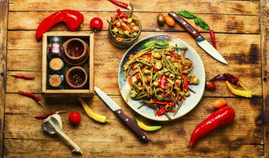 Baharatlı sebze salatası biber, kuşkonmaz fasulyesi, zeytin ve domates.