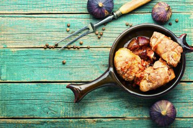 Şarap soslu incirli tavuk dürümleri.