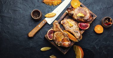 Biftek, domuz eti, pirzola narenciye salamurasında kızartılmış kemik..