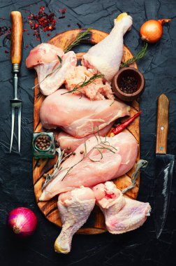 Et için çiğ tavuk eti ve baharat parçaları. Tavuk eti, pişmemiş.