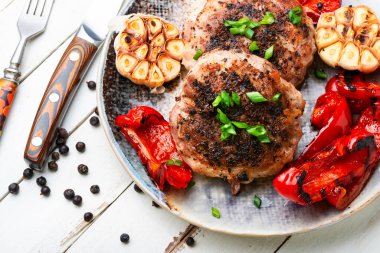 Biftek, biftek ve domuz eti ardıç meyvelerinde marine edilmiş..