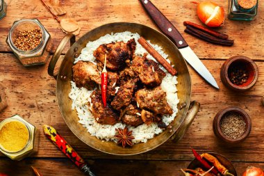 Hint baharatlarında salamura edilmiş domuz eti, sirke..