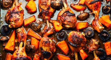 Zencefil soslu tavuk eti. Balkabağı ve mantarla kızartılmış tavuk bacağı. Gıda arkaplanı